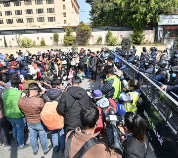 एमसीसी टेबल गरे सरकार छाड्ने माओवादीको चेतावनी, वाईसीएलको प्रदर्शन